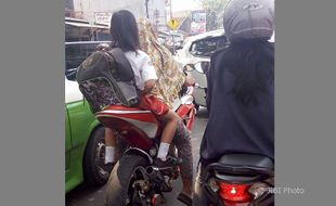 Heboh! Emak-Emak Naik Motor Sport Bonceng Anak ke Sekolah