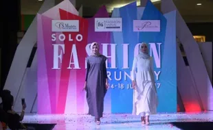 FASHION SHOW SOLO : Batik dan Casual Line di Panggung Modest Wear