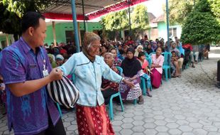 266 Warga Miskin Plumbungan Sragen Antre Sembako untuk Berlebaran