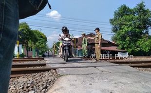 LEBARAN 2017: Tiap 8 Jam, 38 Kereta Api Lintasi Klaten