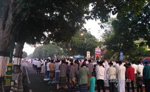 LEBARAN 2017 : Ribuan Warga Sragen Salat Id di Jalan Solo-Ngawi