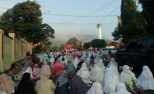 LEBARAN 2017 : Jamaah Salat Id Masjid At-Taqwa Wonogiri Meluber Sampai Depan Gereja