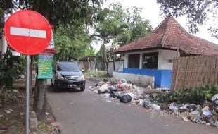 Petugas Libur, Sampah Di TPS Jungke Karanganyar Meluber Hingga Ke Jalan