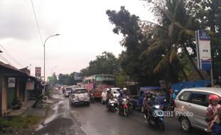 MUDIK LEBARAN 2017 : Lalu Lintas di Jalan Solo-Purwodadi Perempatan Gemolong Sragen Padat Merayap