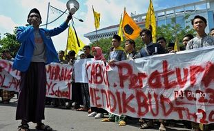 FOTO LIMA HARI SEKOLAH : Mahasiswa Sarungan Demo Full Day School