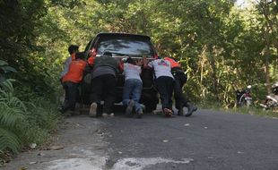 Sudah Ratusan Kendaraan Tak Mampu Menanjak di Jalur Cinomati