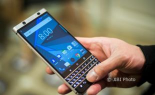 TCL Bakal Rakit Smartphone Terbaru Blackberry Keyone