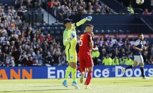 Joe Hart, Diolok-olok Karena Topi & Blunder