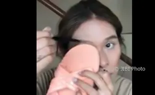 VIDEO UNIK : Sandal Ternyata Bisa Jadi Alat Makeup, Ini Buktinya