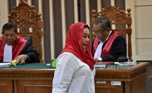 FOTO KORUPSI KLATEN : Sri Hartini Pakai Merah-Putih Lagi