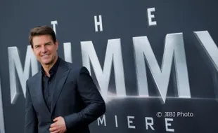 Abaikan Nyawa, Tom Cruise Selfie Menggantung di Helikopter