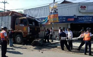 KECELAKAAN SOLO : 1 Korban Kritis, Begini Kronologi Truk Tabrak 4 Motor di Bangjo Mojosongo