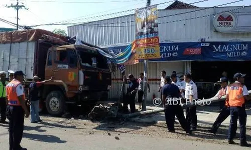 KECELAKAAN SOLO : 1 Korban Kritis, Begini Kronologi Truk Tabrak 4 Motor di Bangjo Mojosongo