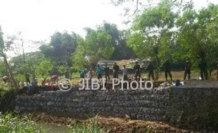 Kodim 0723/Klaten Bantu Cegah Banjir dengan Pasang Bronjong di 3 Sungai