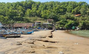 GELOMBANG TINGGI PANTAI SELATAN : Pantai Sepanjang Alami Abrasi, Warga Lakukan Antisipasi Ini