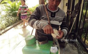 KULINER PONOROGO : Kisah Penjual Arum Manis "Ngik-Ngok" Bertahan di Era Modern