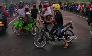 BALAP LIAR SEMARANG : Muluskan Aksi Balap Liar, Para Rider Ini Rela Adang Laju Kendaraan