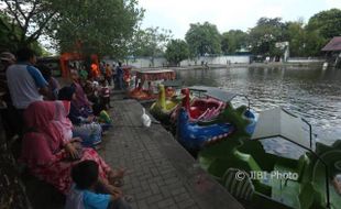 FOTO WISATA SOLO : Pengunjung Jajal Egrang dan Becak Air di Taman Balekambang