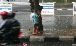 KISAH TRAGIS : Kehujanan Saat Jualan Koran, Anak di Semarang Ini Bikin Haru