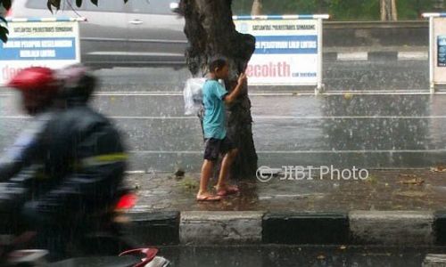 KISAH TRAGIS : Kehujanan Saat Jualan Koran, Anak di Semarang Ini Bikin Haru