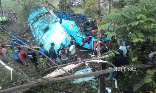 KECELAKAAN PURBALINGGA : Bus Rosalia Indah Tabrak Pembatas Jalan Lalu Terguling, 3 Tewas