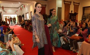 FASHION SHOW SOLO : Sambut Lebaran Bahagia dengan Busana Sutra Danar Hadi