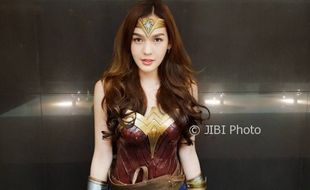 Cantik Banget, Cosplayer Wonder Woman Ini Ternyata Ladyboy Thailand