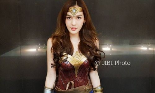 Cantik Banget, Cosplayer Wonder Woman Ini Ternyata Ladyboy Thailand