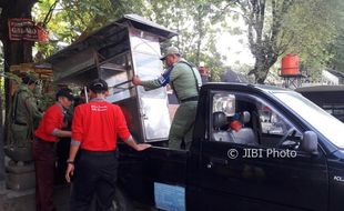 Mangkrak, 23 Gerobak Ditarik dari Galabo Solo