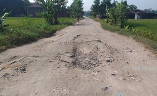 INFRASTRUKTUR SRAGEN : Sering Dilewati Truk Proyek Tol Soker, Jl Sidokerto Rusak Parah