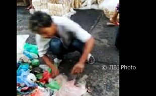 KEBERSIHAN SEMARANG : Bersihkan Sampah Pakai Tangan Kosong, Pria Ini Disangka Gila