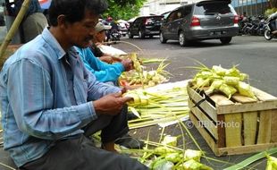 LEBARAN 2017 : Penjual Selongsong Ketupat di Semarang Antusias Sambut Idulfitri