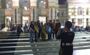 LEBARAN 2017 : Takbiran, Warga Asyik Selfie di Teras Masjid Al Aqsha