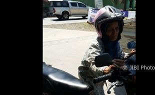 LALU LINTAS KENDAL : Kendarai Motor di Jalanan Kendal, Nenek-Nenek Ini Bikin Khawatir