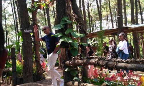 Di Warung Bumi, Obama Nikmati Nasi Campur