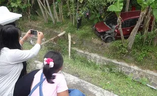 KECELAKAAN KULONPROGO : Tabrak Paku Jalan, Mobil Oleng Lalu Masuk Jurang