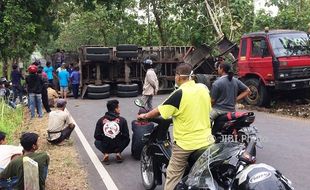 KECELAKAAN GUNUNGKIDUL : Tak Kuat Menanjak, Kontainer Melintang di Tengah Jalan