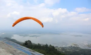 WISATA WONOGIRI : Atraksi Paralayang Tandem di Puncak Joglo Sepi Peminat