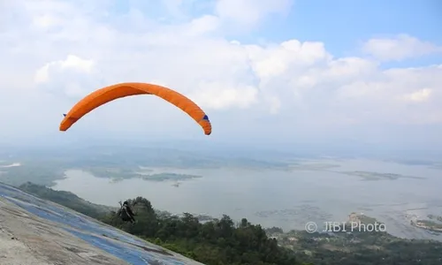 WISATA WONOGIRI : Atraksi Paralayang Tandem di Puncak Joglo Sepi Peminat