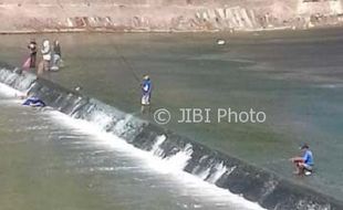 INFRASTRUKTUR SEMARANG : Bendungan Kanal Banjir Barat Jadi Spot Mancing, Netizen Miris