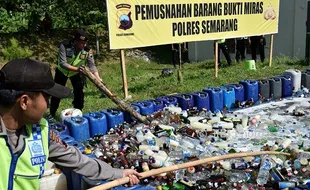 FOTO MINUMAN KERAS SEMARANG : Miras Hasil Razia Ramadan Dimusnahkan