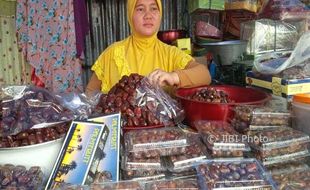 RAMADAN 2017 : Cari Untung Berlipat, Pedagang Pasar Johar Alih Status Jadi Penjual Kurma