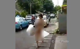 Perempuan yang Hebohkan Apotek Tepergok Jalan-Jalan Nyaris Tanpa Busana