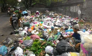 PENGELOLAAN SAMPAH SOLO : TPS Mobile Libur, Sampah Menumpuk di TPS Jurug