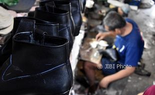 Foto Industri Sepatu Bergeliat di Semarang