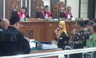 BUPATI KLATEN DITANGKAP KPK : Begini Pengakuan Ajudan Sri Hartini saat Sidang