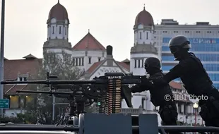 FOTO PENANGGULANGAN TERORISME : Simulasi Antiteror di Tengah Semarang