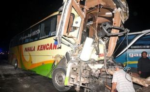 FOTO KECELAKAAN TEGAL : Tabrakan Beruntun di Pantura, 2 Tewas