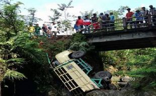 KECELAKAAN PURBALINGGA :  Jembatan Ambrol, Truk Angkut Puluhan Orang Terguling