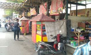 Hapus Stigma Mahal, PKL Jl. Mayor Sunaryo Solo Pajang Daftar Menu dan Harga di Spanduk